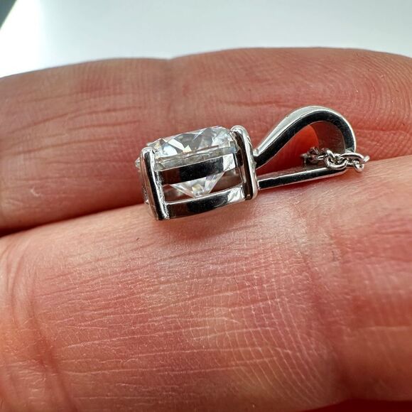 NIB Verozi 2ct (8mm) Moissanite stone solitaire necklace in sterling silver! - Picture 4 of 14